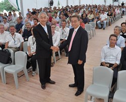 Le professeur Osamu Motojima (à gauche) succède à Kaname Ikeda, qui dirigeait ITER Organization depuis le mois de novembre 2005. (Click to view larger version...)