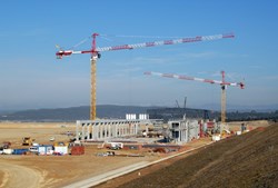 L'année 2010 a été marquée par le lancement de trois chantiers: celui du futur siège d'ITER Organization, celui de la La Fosse d'Isolation Sismique du « Bâtiment Tokamak » et celui (photo) du hall d'assemblage des bobines de champ poloïdal . (Click to view larger version...)