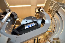 Les systèmes de télémanipulation joueront un rôle essentiel dans le bon fonctionnement de la machine ITER. Ici, au centre de recherches finlandais VTT, la télémanipulation des éléments du divertor—particulièrement complexe—est testée en grandeur réelle. (Click to view larger version...)