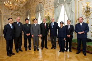 Supporting young fusion scientists: HSH Prince Albert II of Monaco (fourth from right) is pictured with Monaco Fellow Ian Pong; Minister of State His Excellency Michel Roger; Monaco Fellows Shimpei Futatani and Sun Hee Kim; ITER Director-General Osamu Motojima; Monaco Fellows Debasmita Samaddar and Jing Na; and Minister for Finance and Economy Marco Piccinini. Crédit: Gaëtan Luci / Palais Princier (Click to view larger version...)