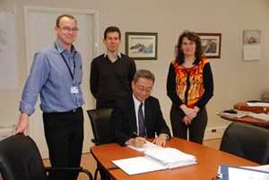 Assisting Director-General Ikeda were the people that paved the way for the signature: Simon Sweeney, Steel Frame Buildings Section Leader; Laurent Schmieder, Head of the Site, Buildings and Power Supplies Division for Europe; and Assistant Angele Corso-Leclercq. (Click to view larger version...)