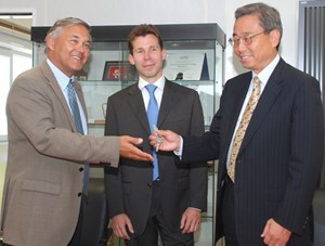 AIF Director Jérôme Paméla (left) hands over the JWS3 keys to ITER Director-General Kaname Ikeda (right). In the background is Laurent Schmieder, Head of the Site, Buildings and Power Supplies Division for F4E. (Click to view larger version...)