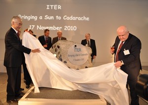 Le 17 novembre 2010, sur la plateforme, le Pr. Motojima et M. Igor Borovkov, Chef de la délégation russe au Conseil ITER ont dévoilé la première pierre du futur Bâtiment Siège d'ITER Organization. Au deuxième plan, Robert-Jan Smits, Chef de la délégation européenne, William Brinkman du Département US de l'Énergie et Evgeny Velikhov, président du Conseil ITER. (Click to view larger version...)