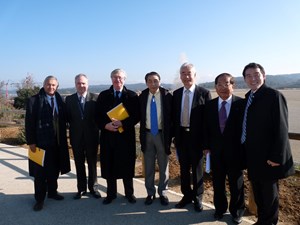 Former Minister Yoshinori Ohno (2nd from right) and MP Didier Quentin (3rd from left) were greeted at the Visitors Centre by Director-General Osamu Motojima, Deputy Director-General Carlos Alejaldre, and Jérôme Paméla, head of Agence Iter France. (Click to view larger version...)