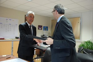 ITER Director-General Osamu Motojima and the Administrateur général du CEA (Chairman, French Atomic Energy Agency) Bernard Bigot, after signing the Memorandum of Understanding this week. (Click to view larger version...)
