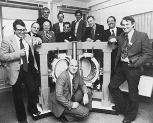 Entourant Paul-Henri Rebut en 1977, l'équipe de conception du JET. Le tokamak détient le record du monde de production de puissance de fusion.© EFDA (Click to view larger version...)