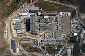 La construction des bâtiments ITER a démarré en 2010. Au cœur de la plateforme, au centre du Complexe tokamak, la machine ITER prend forme. (Photo: ITER Organization/EJF Riche, mars 2023) (Click to view larger version...)