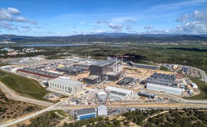 Au centre de la parcelle de 180 hectares trône la plateforme ITER (42 hectares), ou des travaux sont actuellement en cours pour construire les bâtiments scientifiques du programme ITER. Photo: ITER Organization/EJF Riche, mai 2021 (Click to view larger version...)