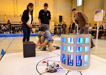 At the junior high level, it was a clear victory for the Sainte Tulle team for the second consecutive year, with their rapid and precise Tokalios robot. The recipe for success? ''Close team work and pleasure in working on this project with our professors.'' (Click to view larger version...)