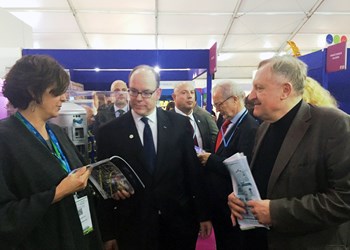 On the last day of the exhibition a well-known visitor stopped by the ITER stand: His Serene Highness, Prince Albert II of Monaco. (Click to view larger version...)