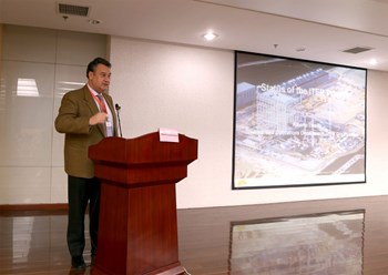 Five days of lectures and visits—the 8th ITER International School in China was a unique opportunity for students to explore frontier physics to share their enthusiasm for fusion with leading experts in the field (pictured: Alberto Loarte of the ITER Organization). (Click to view larger version...)