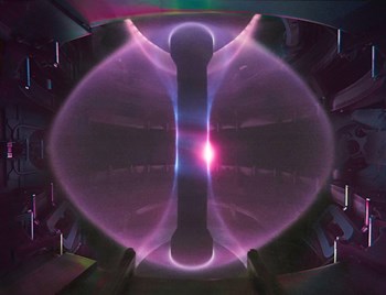 Dans un tokamak, le confinement du plasma est obtenu par la superposition de champs magnétiques qui agissent comme des rails invisibles guidant les particules. Ici, le tokamak sphérique MAST (Culham Centre for Fusion Energy, UK) qui a à son actif plus de 30 000 expériences de création de plasma. Photo : CCFE (Click to view larger version...)