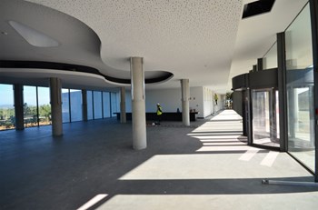 Le siège d'ITER a été parachevé en aout 2012. Une extension finalisée en 2014 a permis de croître la capacité d'accueil du bâtiment (jusqu'à 800 personnes). (Click to view larger version...)