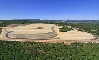 La plateforme de 42 hectares avant que les travaux ne commencent sur l'installation ITER. (Photo: 2009) (Click to view larger version...)