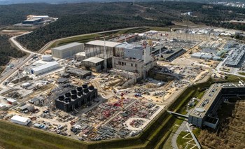 Dans la zone de rejet thermique (en bas à gauche), l'installation des équipements progresse vite. Photo: ITER Organization/EJF Riche, février 2020 (Click to view larger version...)