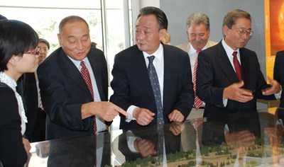 ITER Director-General Kaname Ikeda welcomed Wu Bangguo at the ITER site, while Deputy Director-General Shaoqi Wang gave a presentation that summarized the progress accomplished in the past three years. (Click to view larger version...)