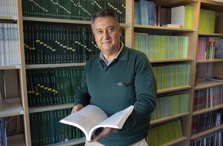 Fellowship in the American Physical Society is a distinct honour signifying recognition by one's professional peers. Alberto Loarte has been recognized for his ''seminal contributions to the understanding of phenomena controlling thermal and particle fluxes to material surfaces in magnetically confined systems.'' (Click to view larger version...)
