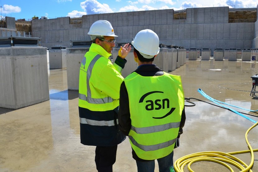 La conception de l'installation ITER et son programme expérimental ont été scrutés jusque dans leurs plus infimes détails par l'Autorité de sûreté nucléaire (ASN) et par différents groupes d'experts. (Click to view larger version...)