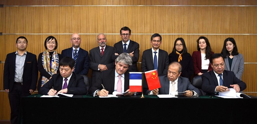 Sponsored at the highest political level in both states, the agreement lends added strength to the ongoing collaboration between French and Chinese fusion institutions. From left to right: Yuntao Song, Deputy Director of the ASIPP Institute (China Academy of Sciences); Gabriele Fioni, Director of International Cooperation at CEA; Luo Delong, Director of ITER China; and Xuru Duan, Director of the China National Nuclear Corporation. (Click to view larger version...)