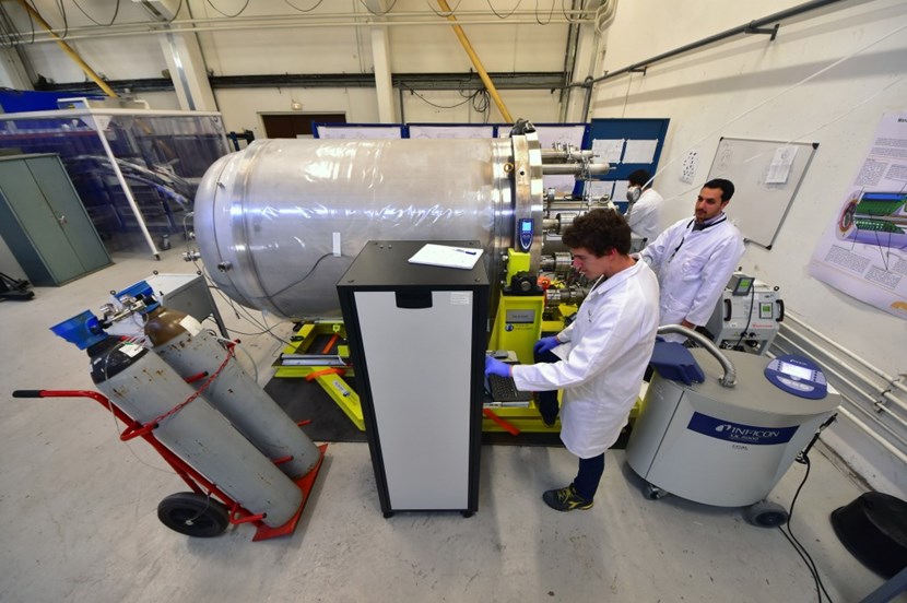 The ITER cryopumps will connect directly to either the vacuum vessel (1,400 cubic metres) or the cryostat (8,500 cubic metres). In order to mimic these conditions, a ''dome'' (0.4 cubic metres) has been installed to seal the open end (left) of the pre-production cryopump. (Click to view larger version...)