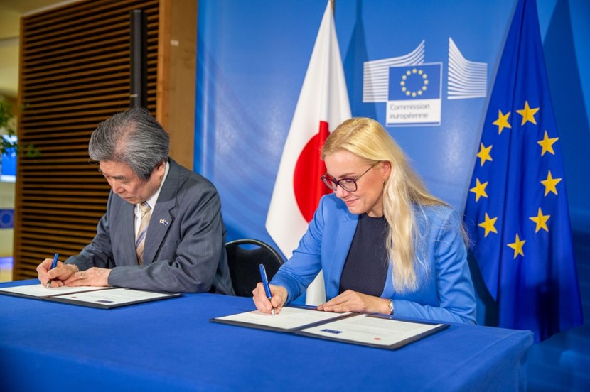 Kazuo Kodama, the Ambassador Extraordinary and Plenipotentiary of Japan to the European Union, and Energy Commissioner Kadri Simson, representing the European Atomic Energy Community (Euratom), sign the joint declaration on the Broader Approach activities on 2 March. (Click to view larger version...)