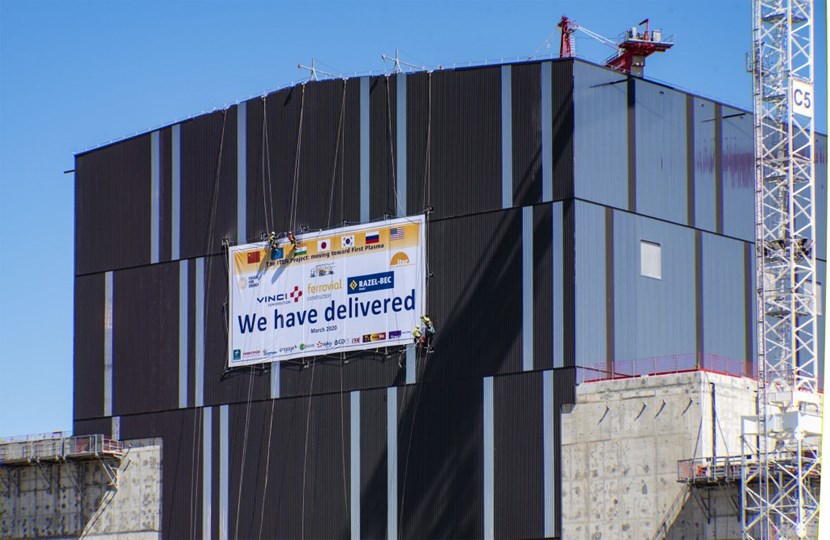 The 21-metre-long, 9-metre-high banner weighs 100 kilos and is attached with springs that provide the the necessary flexibility in case of strong winds. Temporary supports had to be welded to the building's steel structure behind the north facade. (Click to view larger version...)
