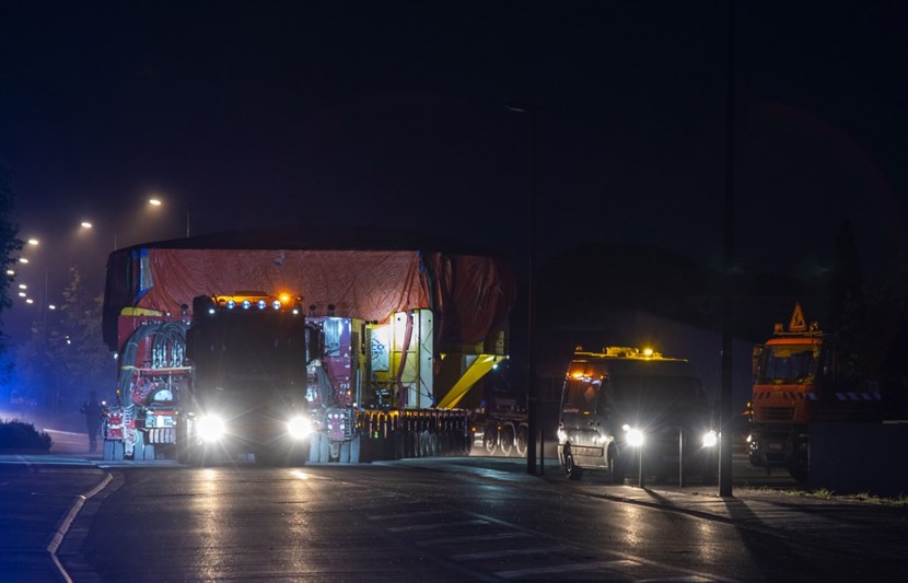 As night falls at the end of one of the longest days of the year, the 800-tonne convoy leaves its parking area in Berre and enters the ITER Itinerary proper. (Click to view larger version...)