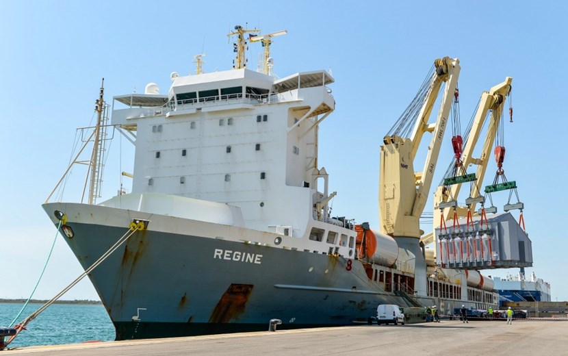 On Wednesday 22 July, the first vacuum vessel sector from Korea was unloaded at Marseille harbour—a long and delicate operation that lasted more than two hours. Photo Emmanuel Bonici (Click to view larger version...)