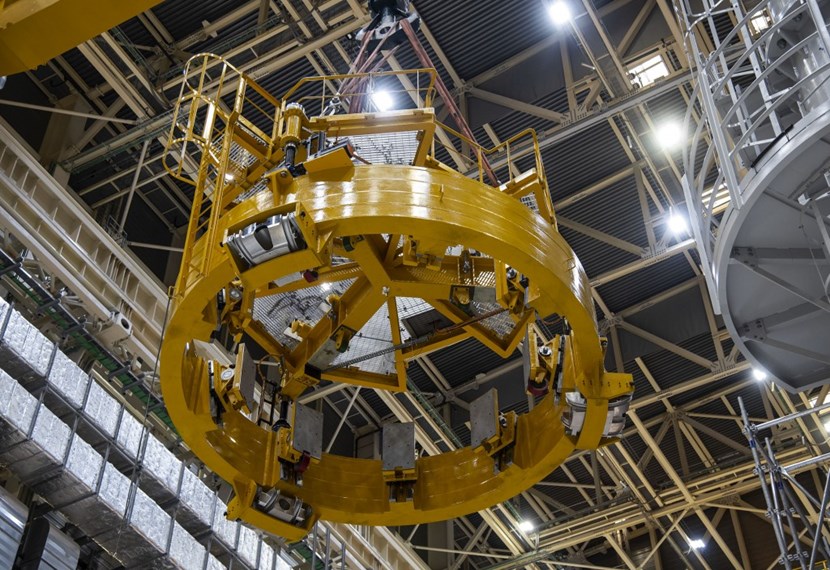 The wedge pads in the lifting fixture will clutch the module by exerting a radial force of 220 kN (kilonewtons) each. (Click to view larger version...)