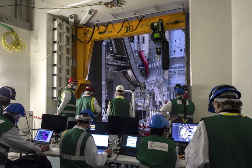 Members of the ''landing team'' monitor the movement of the load, both directly through one of the port cells opening onto the assembly pit, and on computer screens relaying data and images from strategically positioned sensors and video cameras. (Click to view larger version...)
