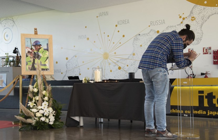 Dans le hall d'entrée du siège d'ITER Organization, des fleurs, des bougies et un grand portrait de Bernard Bigot honorent la mémoire du directeur général prématurément disparu. Un livre d'or était à la disposition de tous ceux qui souhaitaient apporter un témoignage personnel. (Click to view larger version...)