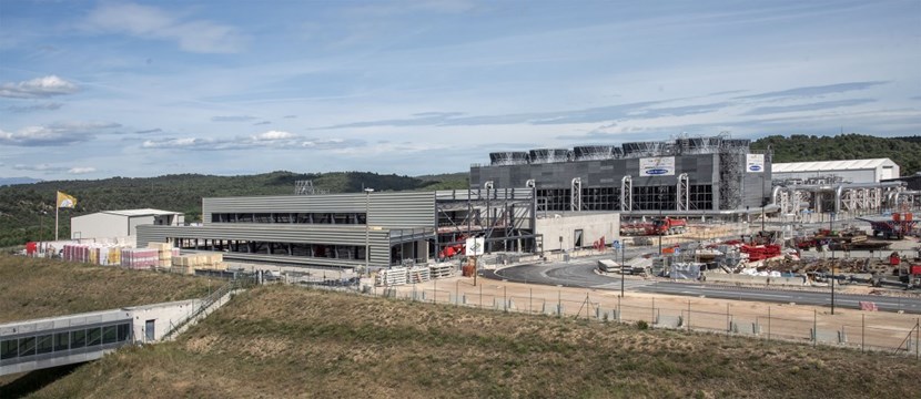 ITER's brain centre—the Control Building—should be completed by the end of the year. Operators will have direct access to the building from Headquarters, by taking the overpass visible on the left side of the image. (Click to view larger version...)
