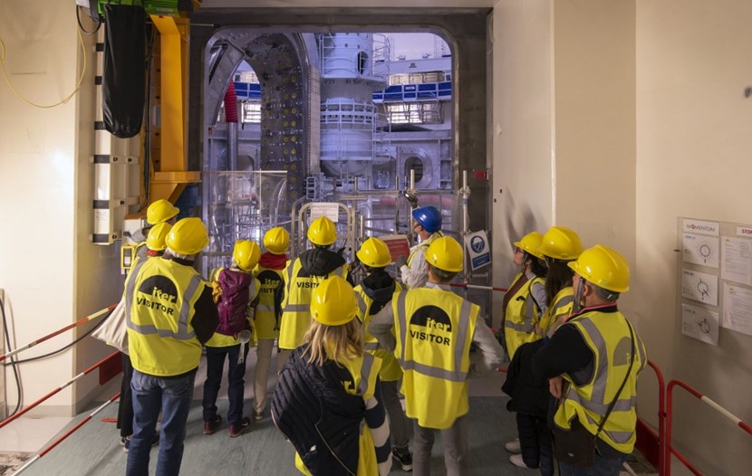 Les Journées portes ouvertes sont toujours une occasion exceptionnelle de pénétrer au cœur même d'ITER. Des dizaines de volontaires se mettent à la disposition des visiteurs pour répondre à leurs questions. (Click to view larger version...)