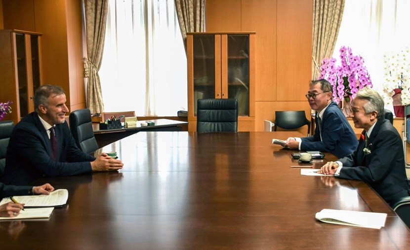 The ITER Director-General exchanged with MEXT Minister Moriyama (right, front) and Japan's Head of Delegation to the ITER Council, Masuko Hiroshi (right, back). (Click to view larger version...)