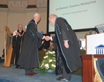The handshake after the laudation pronounced by Guido van Oost (right). To the left of laureate Motojima stands the rector of Ghent University, Paul Van Cauwenberge.