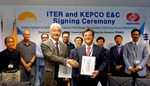 Signing the contract for the final design and procurement of the Central Interlock System: ITER Director-General Motojima and KEPCO E&C's Soon-Chul Yun, executive senior vice president of the Nuclear Division.