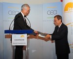 An i-Pad to continue reading Newsline anytime anywhere—this is the farewell gift that Director-General Motojima handed to former Director-General Ikeda on behalf of the ITER Organization.