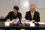 The EUR 43 million signature: the CEO of ZURICH France, Paolo Ribotta, and ITER Director-General Osamu Motojima signing the insurance contract for the ITER facility.