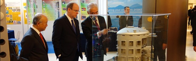 The ITER Tokamak is by now familiar to HSH Prince Albert II of Monaco, who stands with Yukiya Amano, Director-General of the International Atomic Energy Agency (left) and ITER Director-General Motojima (right).