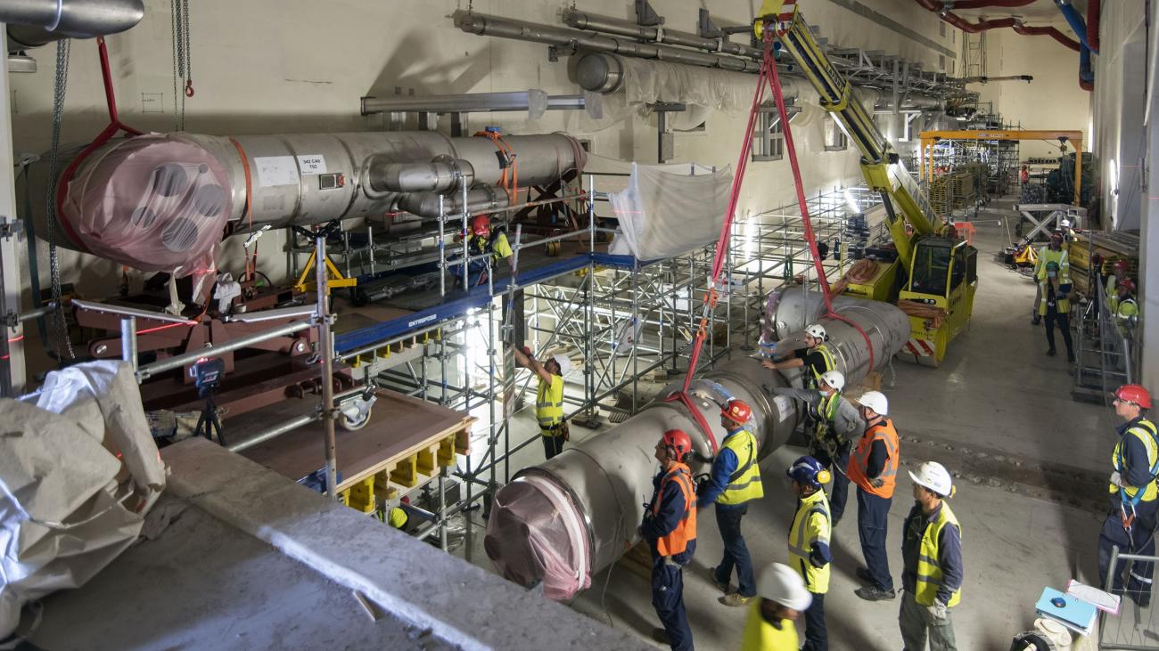 Un dessin très détaillé et coloré généré par ordinateur du Complexe tokamak d'ITER et des 15 principaux systèmes qui doivent y être installés pour le bon fonctionnement de la machine ITER. Un peu d'explanation de l'assemblage des systèmes.