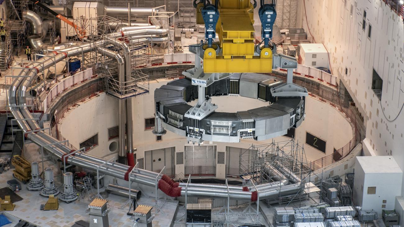 Dessin au trait du tokamak ITER, un réacteur de fusion nucléaire.