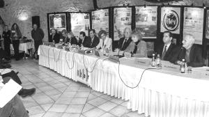 Une photo de neuf hommes de nationalités différentes, tous en costumes sombres, devant des rideaux de velours rouge, lors de la signature de l'Accord ITER en 2006. Une piece de l'histoire d'ITER.