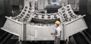 Photo d'un secteur de la chambre à vide ITER, enveloppé dans une bâche protectrice dans une usine en Corée, en attente d'expédition. Fabrications industrielles le plus moderne.