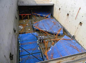 Cryostat segments afloat
