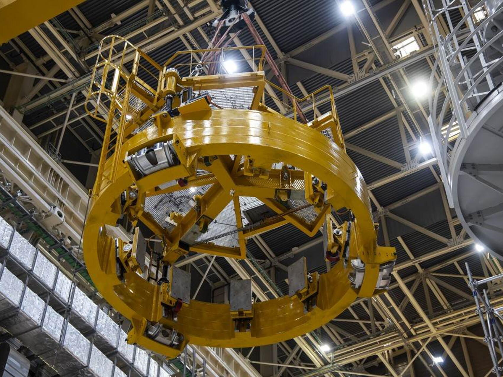 Un outil pour « saisir » des modules de 110 tonnes