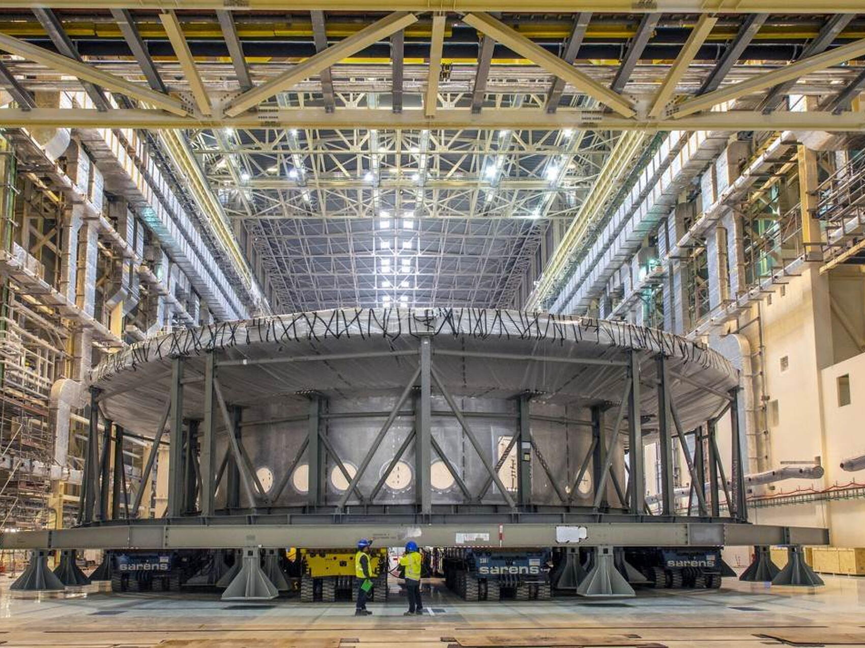 La base du cryostat est entrée dans le Hall d'assemblage