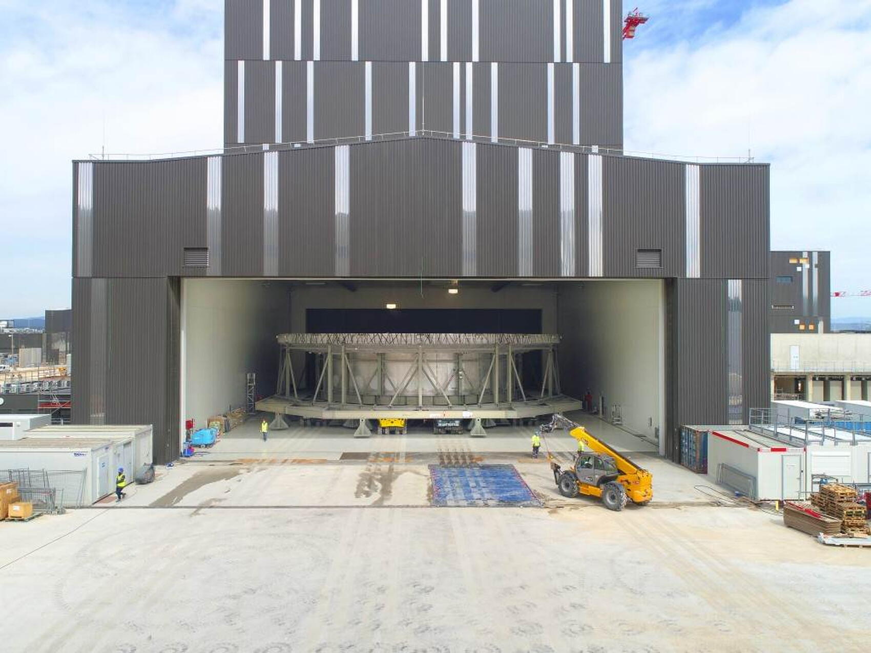 La base du cryostat commence son voyage