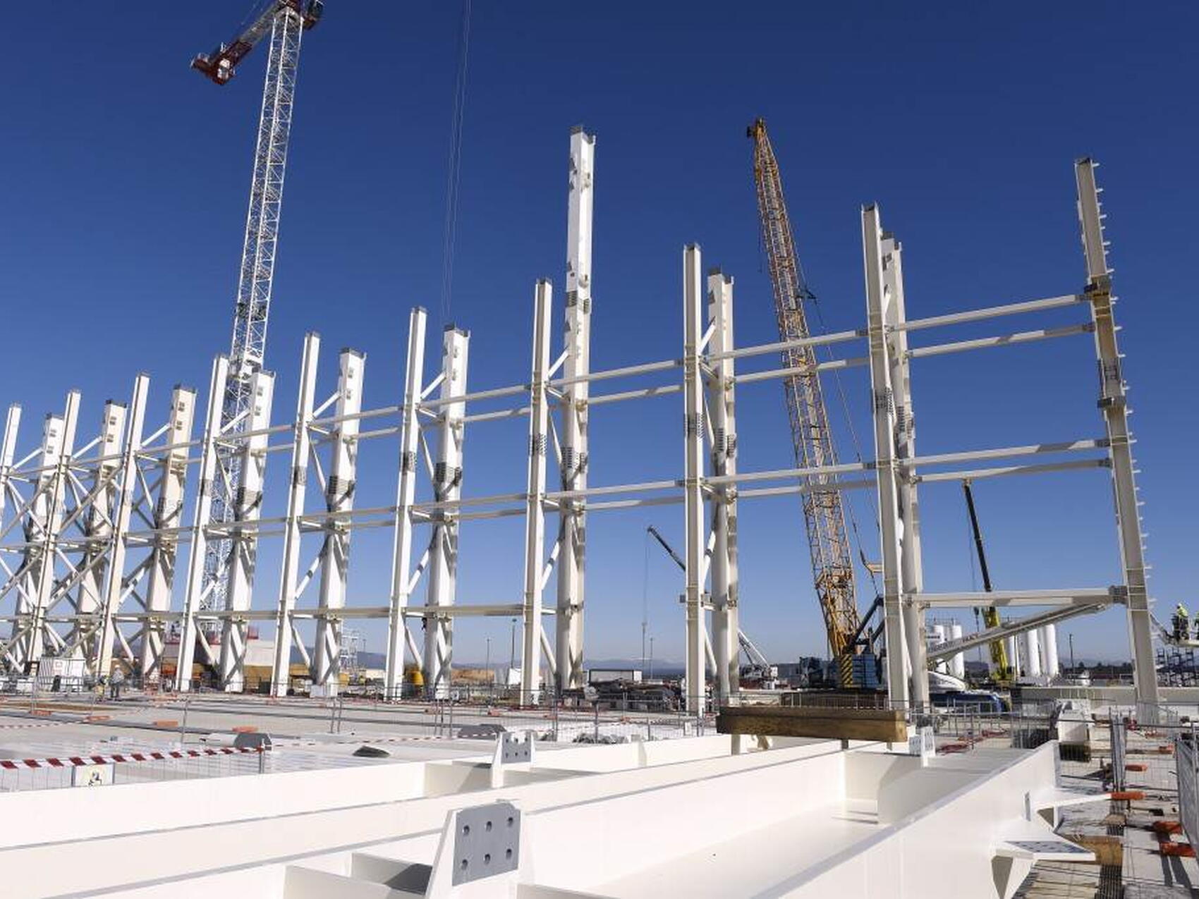 Les uns à côté des autres