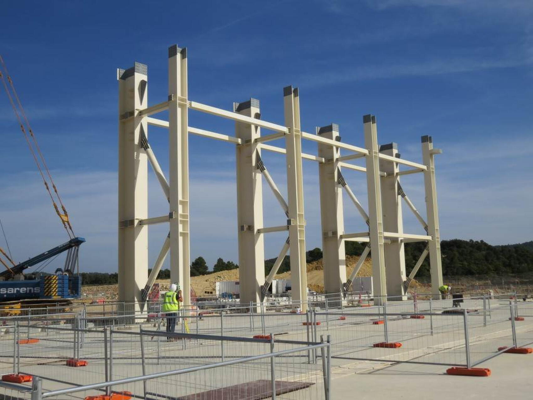 On commence à ériger le Bâtiment d'assemblage