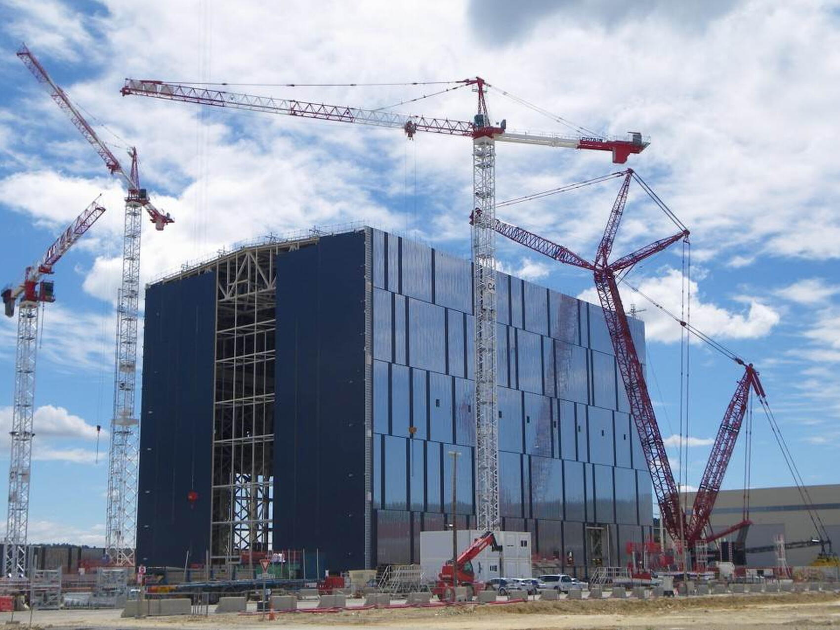 Le Bâtiment d'assemblage au mois de juin